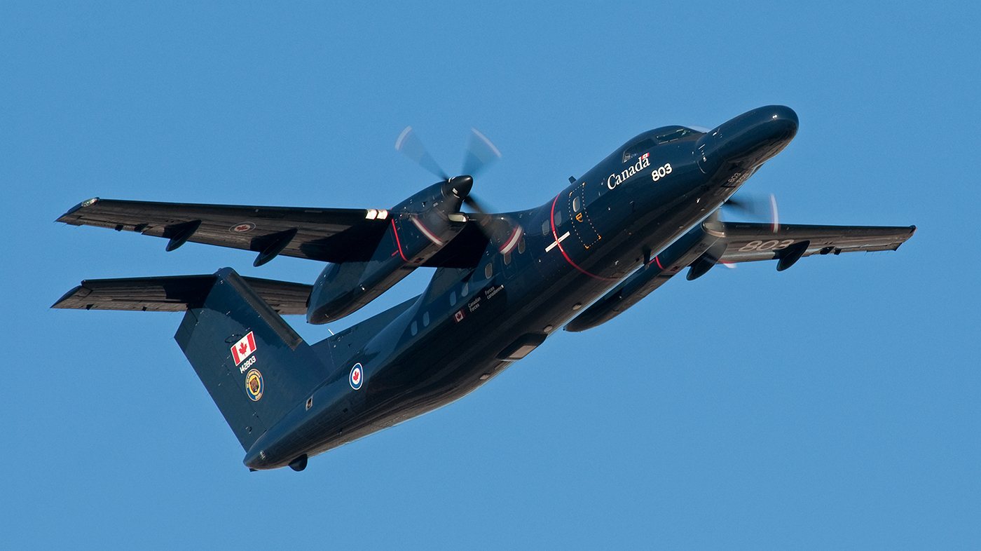 CT-142 Dash-8 142805